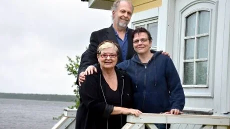 SPÄNNANDE. Producenten Doris Notlind och de konstnärliga ledarna tillika regissörerna Hannu Alatalo och Pia Suonvieri leder det spännande Mustaparta-projektet.