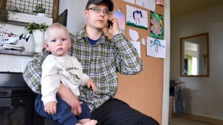 FRUSTRERAD. Odlaren och trebarnspappan Mattias Laitamaa var frustrerad över blockaden. "Det slår mot mig och min familj" säger han. Här med sonen Melvin i famnen.