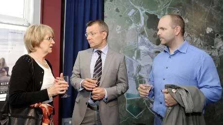 Kommunledningen fanns representerade av Kristina Zakrisson (S) och Niklas Sirén (V). Här diskuterar de stadsomvandlingen med LKAB:s vd Lars-Eric Aaro. Foto: Mattias Forsberg