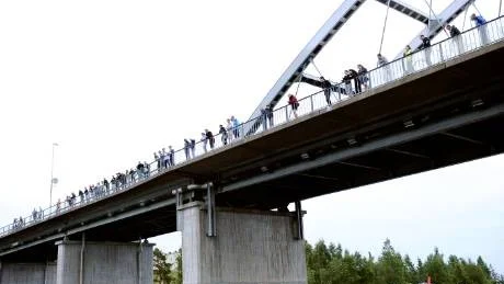 UTSIKT. Bergnäsbron var populär som åskådarläktare under tävlingarna.