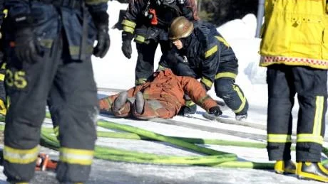 RÄDDADES. Brandmännen lyckades släcka elden och rädda en man från lågorna.