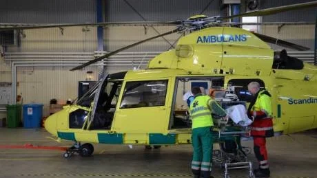 SNABB FÄRD. En patient förs snabbt in i helikopterambulansen för  transport till Sunderby sjukhus. Foto: KENTH BERGMARK
