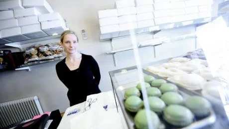 HOPPFULL. Trebarnsmamman Maria Larsson skulle gärna se att förslaget klubbades igenom. Det skulle i så fall kunna betyda att hennes 75-procentstjänst uppgraderas till heltid.  Foto: Linn Kangas Fantenberg