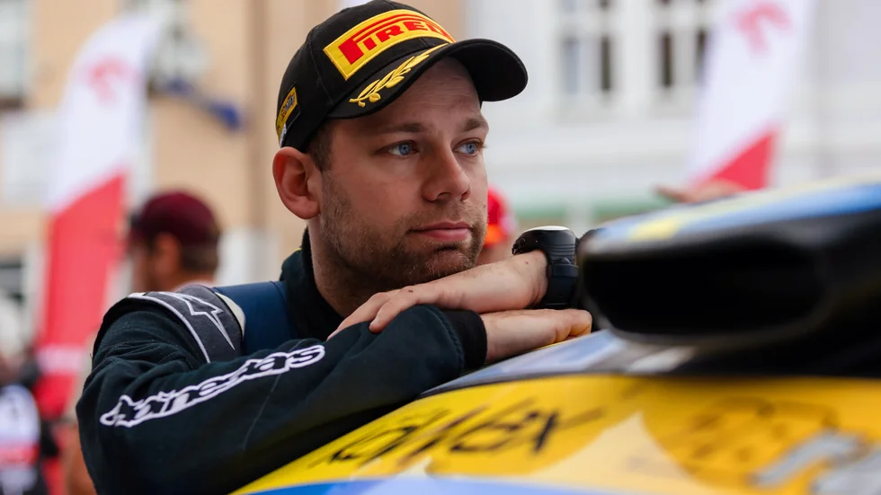 Andreas Johansson, körandes för Eskilstuna MK, lotsar forne juniorvärldsmästaren Tom Kristensson (SMK Hörby) mot vinst i polska mästerskapet i helgens final.