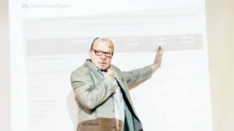 LJUSA SIFFROR. Timo Mulk-Pesonen, utredare vid Arbetsförmedlingen, presenterar ljusa  siffror för länets arbetsmarknad den kommande tiden.