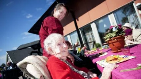 GLÄDJE. När det blir dags för grillad lunch ler 94-årige Dagny Jonsson: "Det blir dyrt det här, det lägger ni väl på hyran sedan", säger hon med ett stort skratt.<Fotograf>Foto: Sara Moritz</Fotograf>