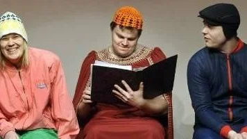 MUSLIM FRÅN NIEMISEL. Pascal Johansson (i mitten) agerar muslim i Kottarnas nya revy. Här tillsammans med sjukskrivningsfuskarna Jessika Vesterberg och Christer Berndtsson.