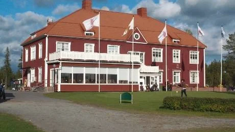 FATTIGGÅRD OCH GOLFKLUBB. Fattiggården i Rutvik vid 1900-talets början, före välståndserans uppkomst, och  samma fattiggård ombyggd till klubbhus för Luleås golfare. Fotona, med 100 års mellanrum, berättar var för sig om olika samhällstillstånd, betraktade tillsammans säger de något om utveckling och förändring.