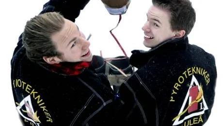 NYÅRSBOMB. Andreas Norberg (till vänster) och Fredric Carlsvärd är aktiva i Pyrotekniska Sällskapet i Luleå, som ser till att det blir nyårsfyrverkerier i både Luleå och Haparanda. Här visar de hur en bomb ser ut innan den bildar ett färggrannt mönster på himlavalvet.