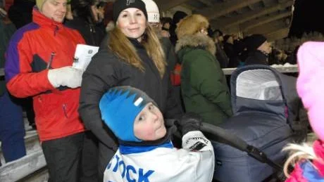 FAMILJEN PÅ PLATS. Peter Stocks sambo Anette Bergström, sonen Emil och lilla dottern på tio veckor följde sin hjälte från läktarplats på Cape East Arena.