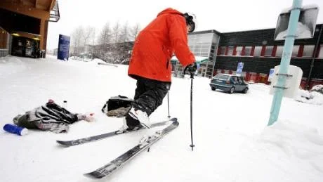 ANNORLUNDA STUDIER. Universitetsområdet i Luleå förvandlades i torsdags till en extremsportsarena. Här spänner David Tornéus på sig skidorna inför ett våghalsigt försök.
