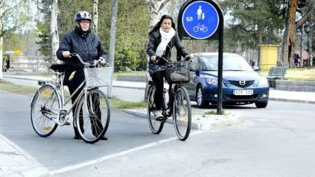 FARA Å FÄRDE. Här mellan Busstationen och Systembolaget i Luleå går en gång- och cykelväg plötsligt gå ut på Storgatan med biltrafik. Då gäller det att vara försiktig. Margaretha Olofsson stannar och tittar sig omkring om det kommer bilar med full fart.