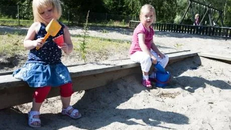 SANDLÅDAN LOCKAR. Selma Hansegård, 3, och Nora Maja Andersson, 5, trivs med att leka i sandlådan vid Albatrossens förskola. Nu ska också trärammen de sitter på bytas ut.