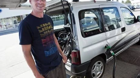 TVÅ VAL. "Det gäller att tänka till eftersom familjen har två olika bilar, en bensindriven och en etanoldriven bil", säger Magnus Forsberg, Luleå.Foto: Carolina Makkula