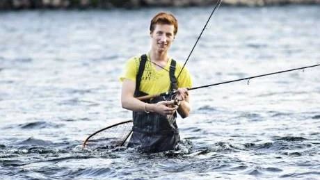 INGEN LYCKA. Jan Thörnsen från Pajala hade ingen vidare fiskelycka under sitt första besök på harrens dag i Männikkö.