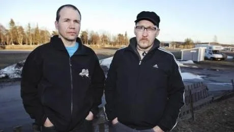 VAR PÅ PLATS. Robert Siikavuopio och Kenneth Utsi befann sig på olycksplatsen vid Mertajärvi på                       långfredagen då en allvarligt skadad 22-åring fick vänta över två timmar på ambulanshelikopter.