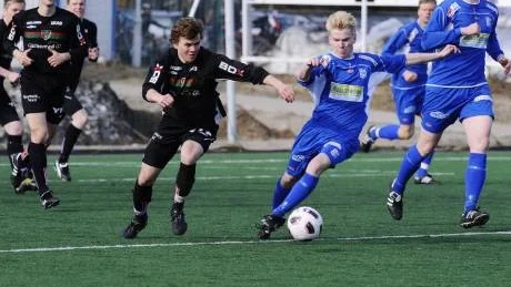 LIKA. Storfors Hampus Fors och GMFF:s Alexander Nordvall fick nöja sig med en pinne.