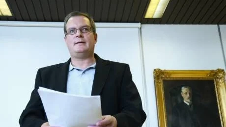 INTE FARLIGT. "Det här visar att det inte är farligt att äta lingon plockade någonstan inom Haparanda kommun", säger miljöinspektör Pekka Hanski, Haparanda stad.
