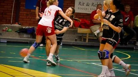 TREA. Boden Handboll hamnade först på en tredjeplats i Lappen cup, trots bra spel. Här går Boden Handbolls Ioana Hartopeanu för mål.
