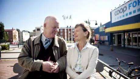 HANDLÖST. Ulla Lyttkens och Håkan Rudehill spelar 70-plussarna som faller hårt och handlöst för varandra, i Annika Appelins Evigt unga.