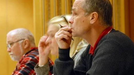 Motgångar. Albert Lestander(V) och hans partikamrater Elisabeth Bramfeldt och Bengt Lundström fick inget gehör för sina förslag. Bland annat ville Vänstern höja kommunalskatten med 50 öre.