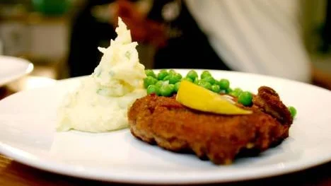 Varmrätten utgjordes av Cordon bleu med potatismos och ärtor.