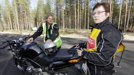 "Det gäller att lita till sig själv som förare och vara vaksam i trafiken" säger Eva Bärling, som håller på att ta sitt mc-kort vid Roberts Trafikskola. Mc-instruktören Stefan Vikström,  välkomnar den nya riskutbildningen som alla blivande mc-förare snart måste genomgå.