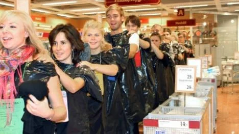 Grupp två klämde till med en samba inne på Clas Ohlson.