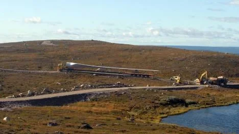 På 50 meter långa lastbilsekipage transporteras var och  ett av propellerbladen. Från den efterföljande bilen styrs bakdelen av  trailern.