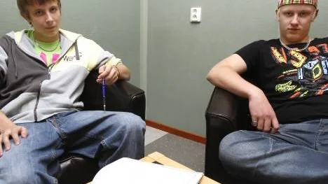 Att slippa pendla var Jim Ljuslanders och Niklas Lundgrens främsta motiv för att välja gymnasiet i Älvsbyn. "Men visst lockade det med lånedator och billigare körkort", säger Niklas Lundgren.