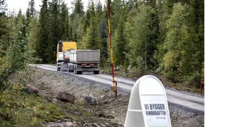 Här byggs vindkraft och det kräver tonvis med grus. Enligt jägarna stör dock transporterna älgjakten - djuren skräms bort av bullret från lastbilar och maskiner