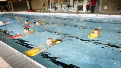 Alla elever i årskurs fem ska numera kunna simma 200 meter varav 50 meter ryggsim.Tre av tio femteklassare i Piteå kommun klarade dock inte provet förra året.
