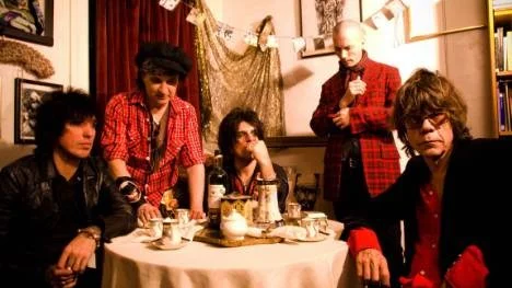 New York Dolls sångare David Johansen har fortfarande kontakt med bortgångna Johnny Thunders. "Han är fortfarande med oss på många sätt. Det är bara en känsla jag har", säger han.