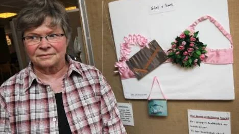 När Ketty Kangas från Jokkmokk drabbades av bröstcancer bestämde hon sig för att berätta öppet för alla i sin omgivning om vad som hänt henne. Dessutom började hon bearbeta chocken med hjälp av bilder i lappteknik. Det blev en utställning av det hela, där medlemmarna i den lapptäcksgrupp hon tillhör alla har bidragit med egna konstverk.