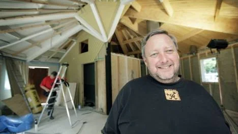 Leif Lidman, programansvarig för Badhusparken, gläds åt att parkens kafé byggs ut och förses med ett riktigt kök. Tidigare har man bara haft ett pentry. Nu får köket restaurangstatus.