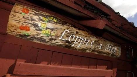 Loppmarknaden i byn Hej pågår på åtta olika ställen på gården, bland annat i en före detta ladugård.