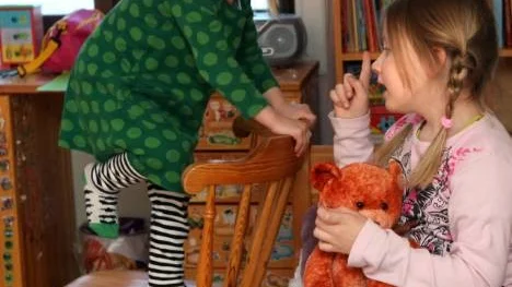 "Aja, baja" Storasyster Olivia, sju år, korrigerar lillasyster Una,  tre år.
