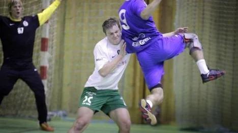 Mattias Ingström håller förgäves undan för Täbys Gunnar Pettersson. Strömnäs var chanslöst och det var framför allt försvarsmässigt som det kraschade. Täby vann med hela 42-19.