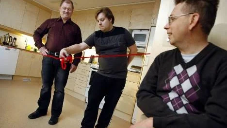 Piteå får högsta betyg i en jämförelse mellan åtta kommuner för sin handikappomsorg, en komplex verksamhet som bland annat inneffattar grupp- och servicebostäder. Bilden togs då det utbyggda gruppboendet i Munksund invigdes. Jeffrey Hagström klipper invigningsbandet medan boendechefen Kjell Sandberg (till vänster) tittar på.