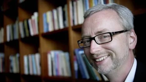 Historikern och författaren Dick Harrison romandebuterar med boken "Ofärd". Han har tidigare skrivit 26 faktaböcker.