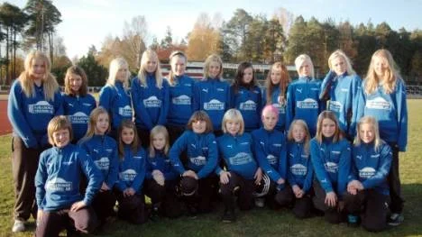 IFK Arvidsjaurs lovande fotbollsflickor födda 1997 och 1998 har haft en fin sommar, höjdpunkten  var slutsegern för 98:orna i Summer Games. Som belöning för detta var inlandstjerna i lördags inbjuda till LF-Arena och det damallsvenska mötet mellan Piteå och Göteborg. Följande tjejer deltog: Moa Degerman, Hanna Öhman, Ida Gustavsson, Hedvig Lundgren, Amanda Sundström, Lina Åhman, Tilda Agelund, Erika Renberg, Lisa Reinholdsson, Elina Svensson, Sandra Lundmark, Elin Lundmark, Isa Brännlund, Petra Lundgren, Linnea Westin, Moa Grahn , Matilda Norström, Matilda Sjölund, Tove Lestander, Cecilia Persson, Josefin Forslund. En tjej i truppen saknas, Jenny Holmström.