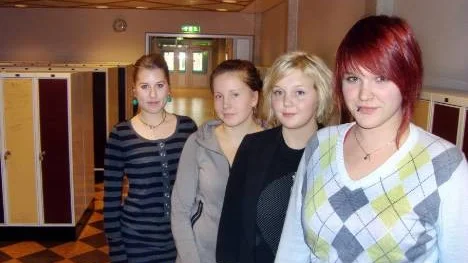 Rätt att det nuvarande betygsystemet skrotas, tycker tjejgänget från samhällsprogrammet. Maja Nordlund, Karin Öberg, Elin Englund och Emmelie Sehlkvist.