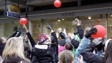 Småstaden bjöd på ballongregn i samband med sitt 20-årsjubileum. De röda, åtråvärda ballongern innehöll presenter.