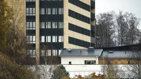 ... men nu, hokus pokus, har den högresta stålkonstruktionen gått upp i rök. Riven på grund av rasrisk.