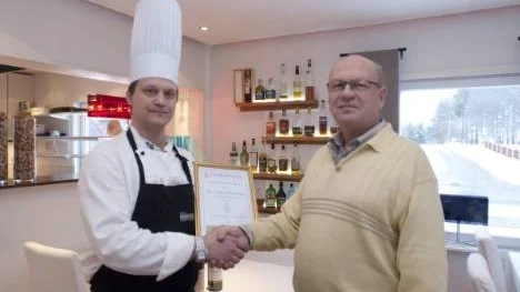 The Square Restaurant, som drivs av Arvidsjaurkocken Morgan Lundin, har fått utmärkelsen Årets vinkrog 2009 av Munskänkarna. Priset delas ut av Anders Nordström, ordförande Munskänkarna i Arvidsjaur.