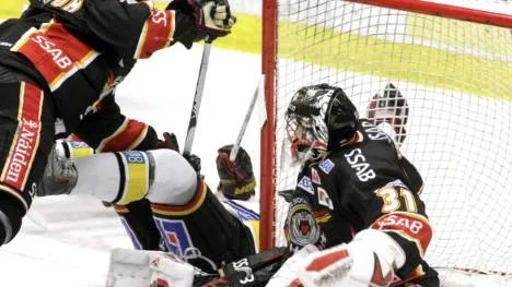 Brynäs segermål ligger i hemmakassen vilket Mats Lavander, till vänster, kan konstatera.