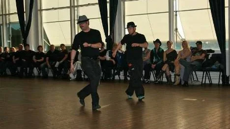 Tävlingsbidraget från Kenneth Nilsson (till vänster) och Rikard Tapper från Älvsby Linedance Gäng gick hem hos både domare och publik vid helgens linedanceevent i Stenungsund. Så mycket att de kammade hem förstapriset i koreografi!