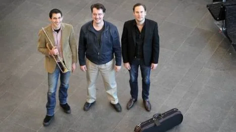 Pierre Torwald med sin naturtrumpet, dirigenten Petter Sundkvist, och Christian Svarfvar med sin Stradivarius (nedpackad i fodralet), ser fram emot att få bjuda publiken på Norrbottens Kammarorkesters tolkning av bland annat Beethovens violinkonsert.