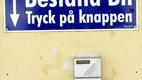 När det är stängt så är det bara att trycka på knappen.