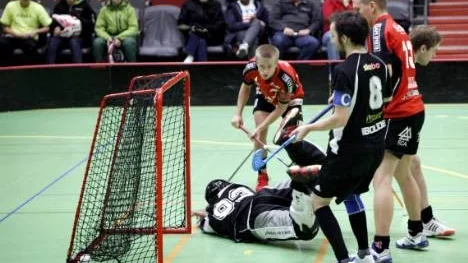 Erik Nilsson, Wibax Patriots, i favoritläge i power play. Här gör han 4-0 men 7-4 såg nästan likadant ut. Erik blev tremålsskytt när hemmalaget vann prestigematchen mot Skellefteå.